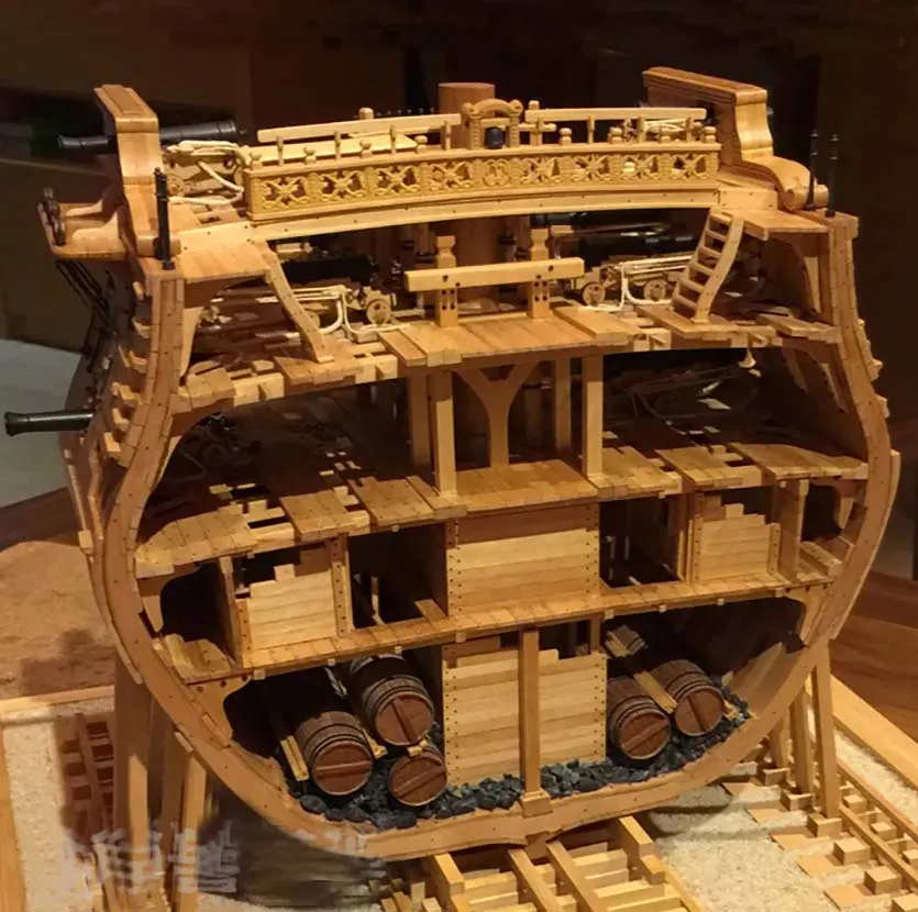модель корабля для сборки Bonhomme Richard сечение, версия вишня + интерьер