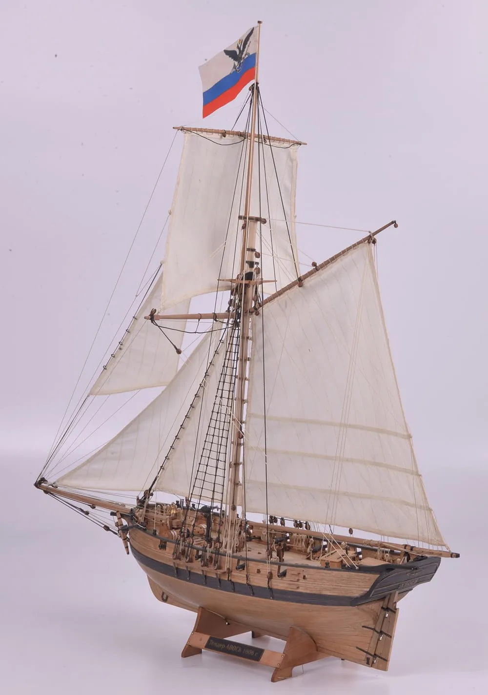 Тендер Авось (груша) со шлюпкой и парусами Тендер Авось (груша) со шлюпкой и парусами