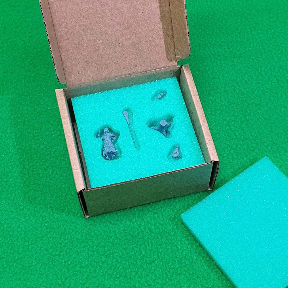 Фигурка Баба-Яга с метлой масштаб 1:72