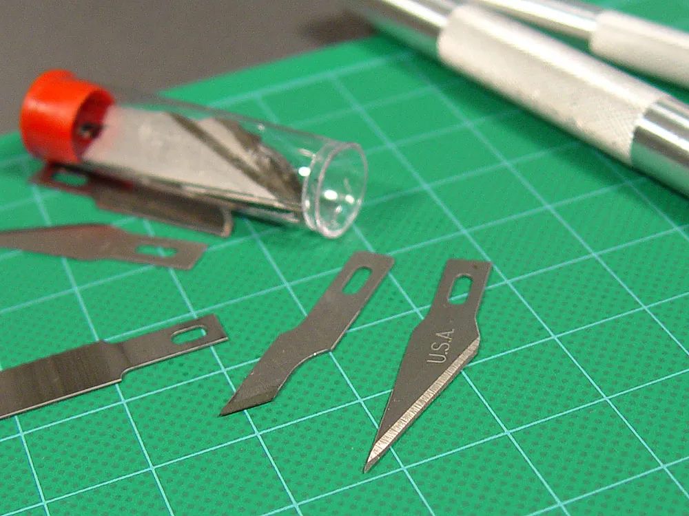 Набор из двух ножей N1 и N2 + коврик формата А3