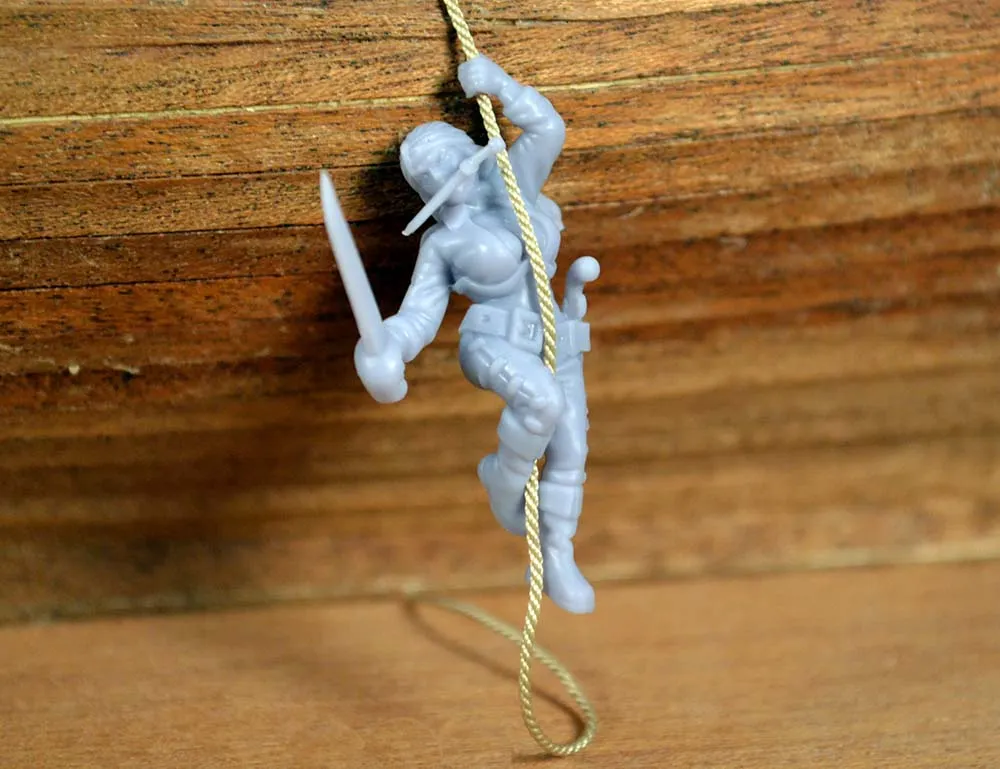 Фигурка пиратки на канате, 44 мм