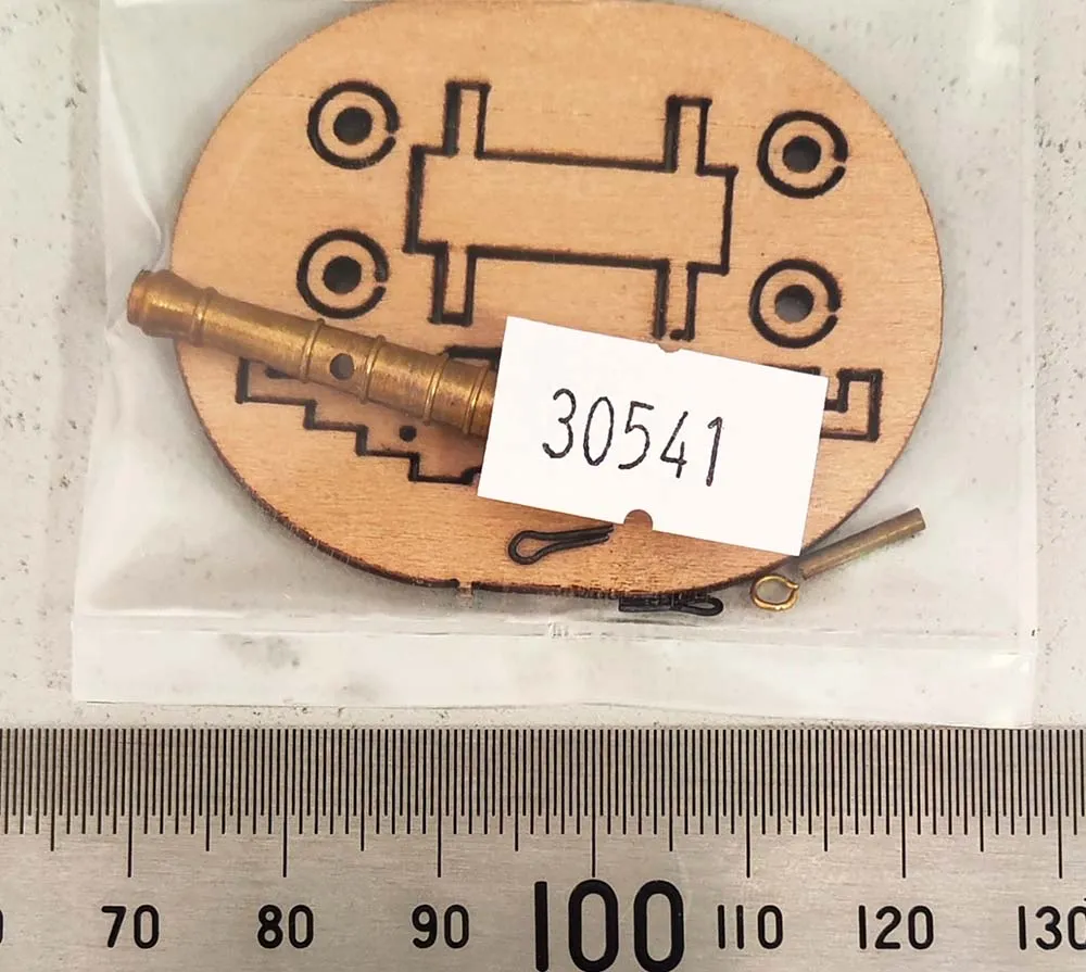 Длинная пушка на станке, латунь и дерево, 30 мм
