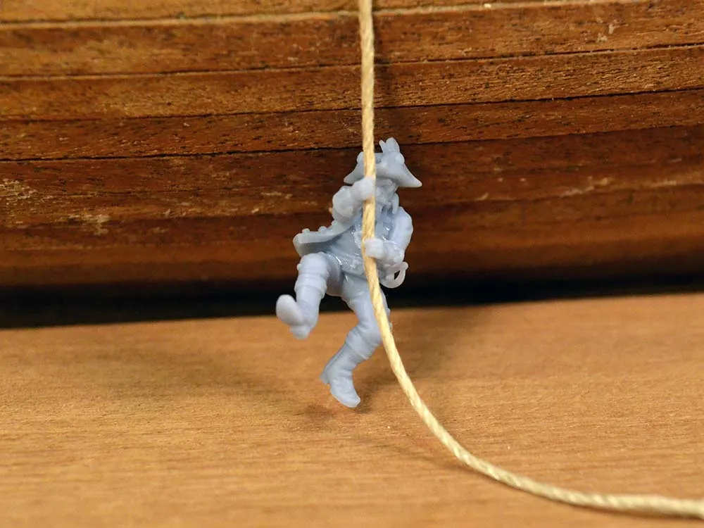 Фигурка пирата на канате, 24 мм