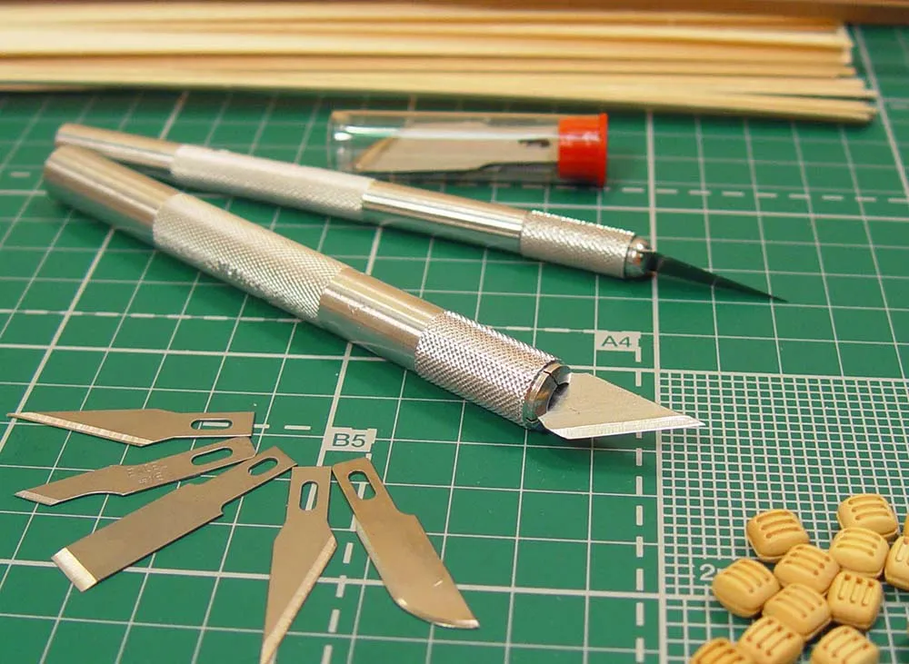 Набор из двух ножей N1 и N2 + коврик формата А3