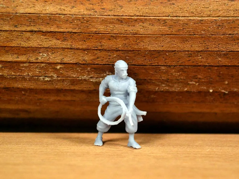 Фигурка матроса с тросом, 25 мм