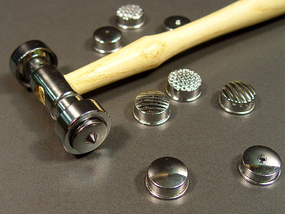 Молоток с 9 текстурными бойками Молоток с 9 текстурными бойками