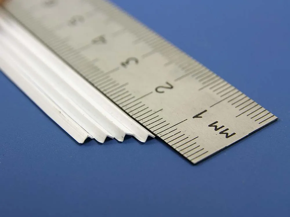 Уголок пластиковый 2х2 мм, 4 шт/уп.