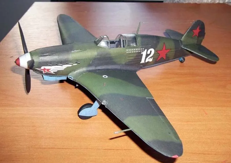 Модель из картона Истребитель 1942 Модель из картона Истребитель 1942