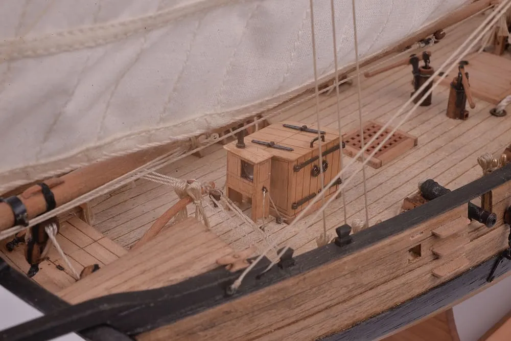 Тендер Авось (груша) со шлюпкой и парусами Тендер Авось (груша) со шлюпкой и парусами