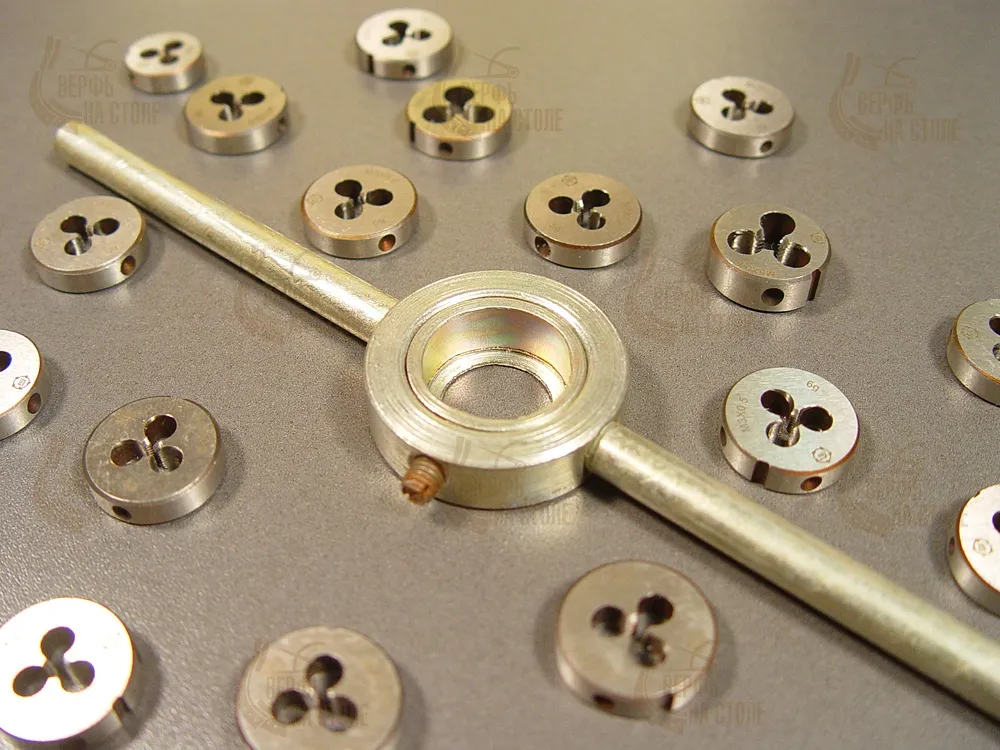 Плашкодержатель для плашек M3-M8