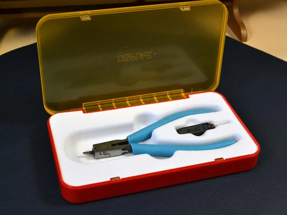 Футляр красно-желтый для хранения кусачек Футляр красно-желтый для хранения кусачек