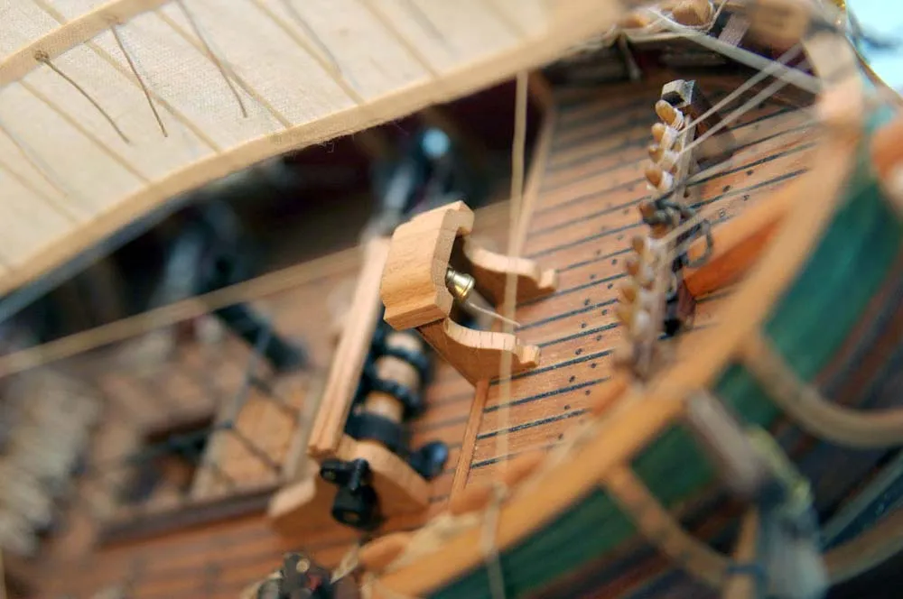 деревянная модель корабля Dolphyn