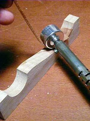 Использование для изгиба реек паяльника со специальной насадкой значительно облегчает и ускоряет работу