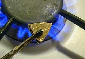 Складываем все четыре лапы якоря вместе и между ними помещаем небольшую капельку олова