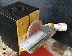 Для работы с мелкими деталями служит съемный дополнительный столик