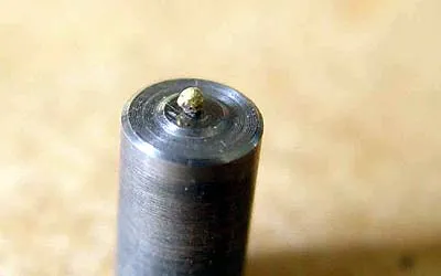 Вставляем проволоку с шариком на конце в наковальню до упора