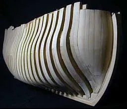 Формируем нужные покатости шпангоутов, выравниваем их и исправляем другие ошибки