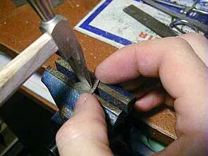 Придаем лапам небольшую погибь