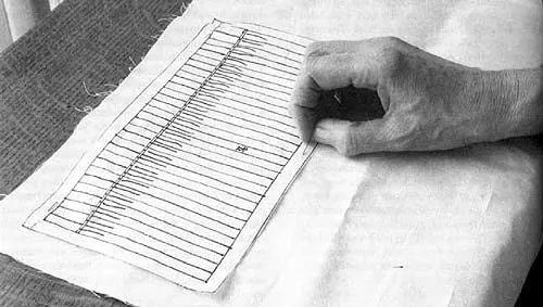 Фиксация шаблона булавками к материалу