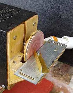 С помощью дополнительной направляющей можно под определенным углом обрабатывать торцы реек.