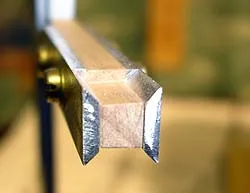 пластины могут перемещаться вверх и вниз