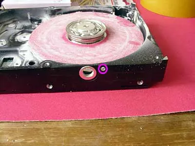 После чего сверлим отверстие