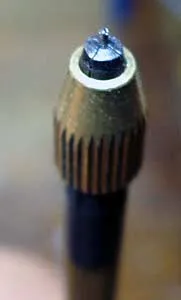 Гвоздь зажат в цанге, торчит только будущая шляпка.