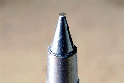 Гвоздь на этапе снятия облоя зажат в цанговый зажим