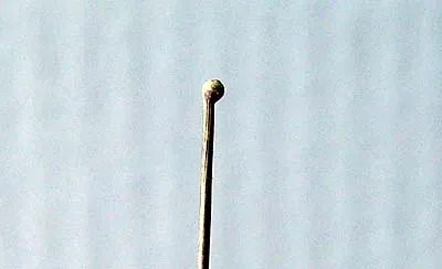 Капля на конце латунной проволоки