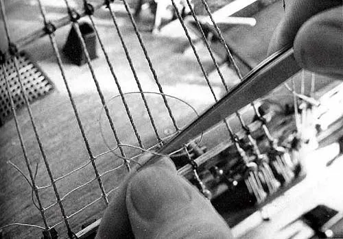 Проводка кончика выбленки наружу сквозь петлю