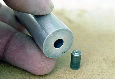 Наковальню с проволокой помещаем в направляющую.