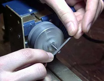 Немного завалить края у полученного паза