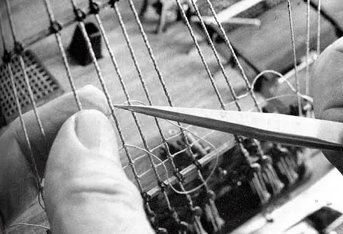 Захват кончика выбленки позади ванты