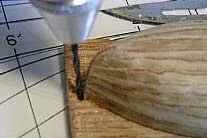 Сверлим точно по линии киля отверстие у носовой части шлюпки